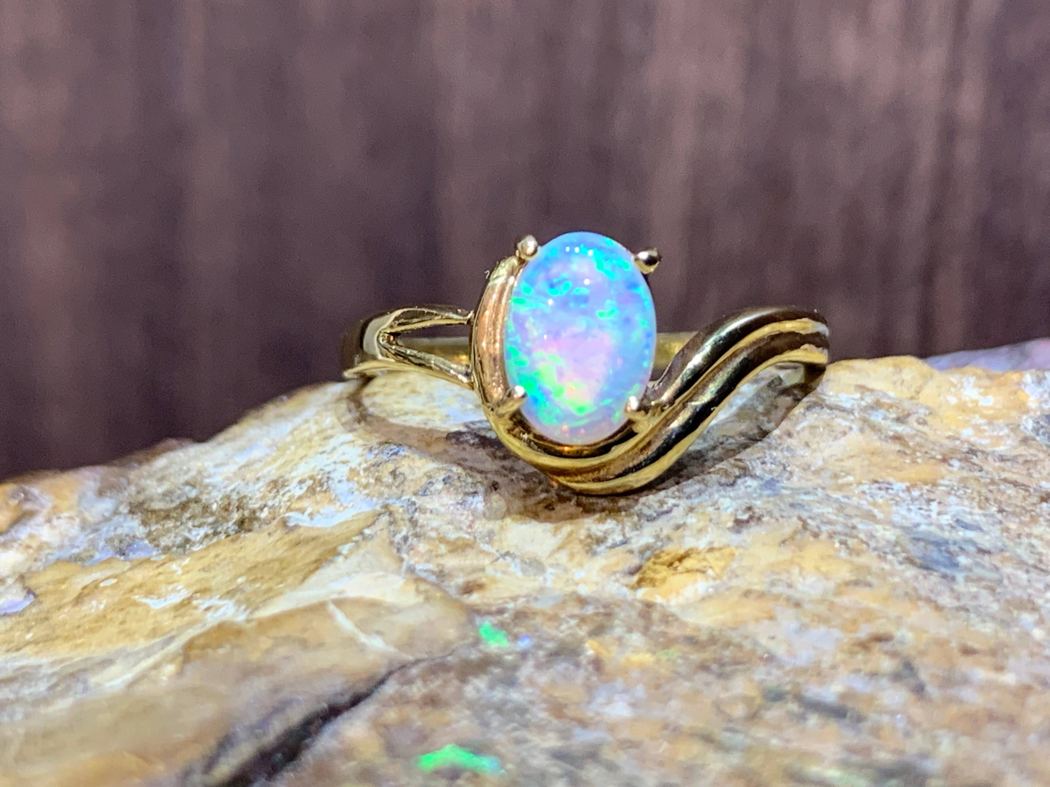 18kt Yellow Gold Opal solitaire ring
